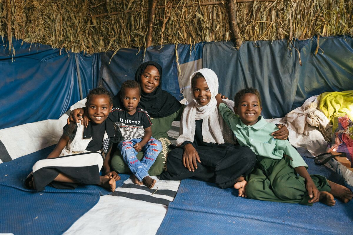 Hawa och hennes barn var tvungna att lämna sitt hem och allt de ägde när de flydde från attacker i sin hemstad Sennar i Sudan. Nu, i sitt nya tillfälliga hem, bär de med sig minnena och drömmer om att snart kunna åka hem.